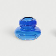 Bougeoir en verre coloré bleu de &Klevering chez Dodé à Nantes Bougeoir en verre coloré bleu de &Klevering chez Dodé à Nantes